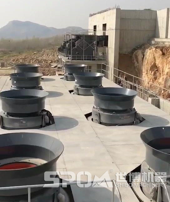八臺圓錐破碎機，大型圓錐破碎機生產(chǎn)現(xiàn)場圖