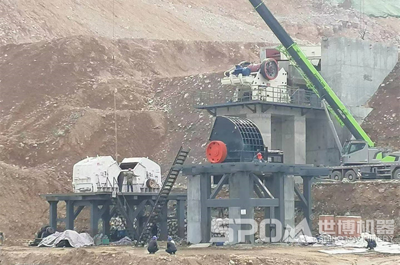 顎破、反擊破、重錘破安裝現(xiàn)場，根據(jù)現(xiàn)場地形高低布置