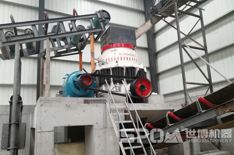 圓錐破碎機(jī)，砂石場中碎礦石