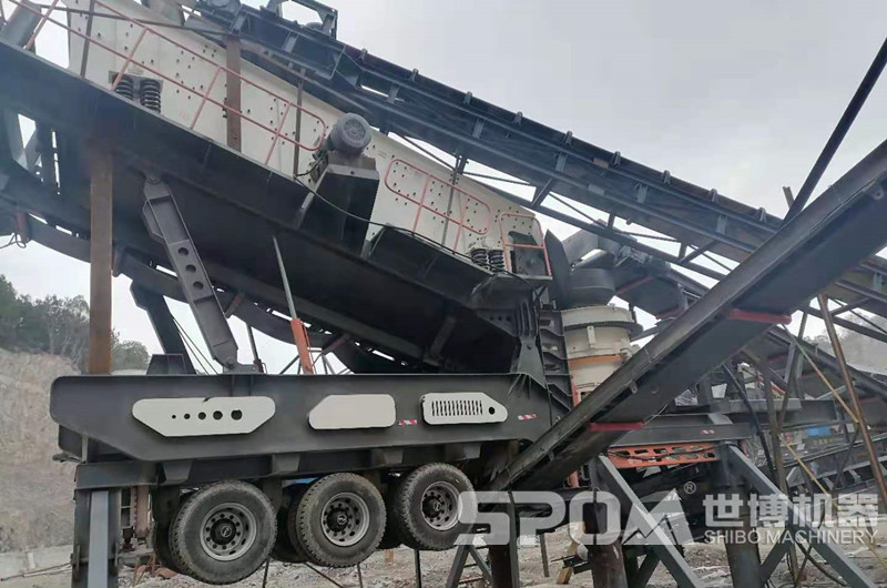 福建客戶輪胎移動磕石機(jī)現(xiàn)場圖