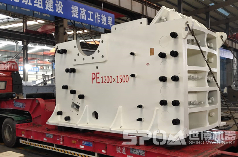 大型一破鄂破破碎機(jī)裝車(chē)發(fā)貨