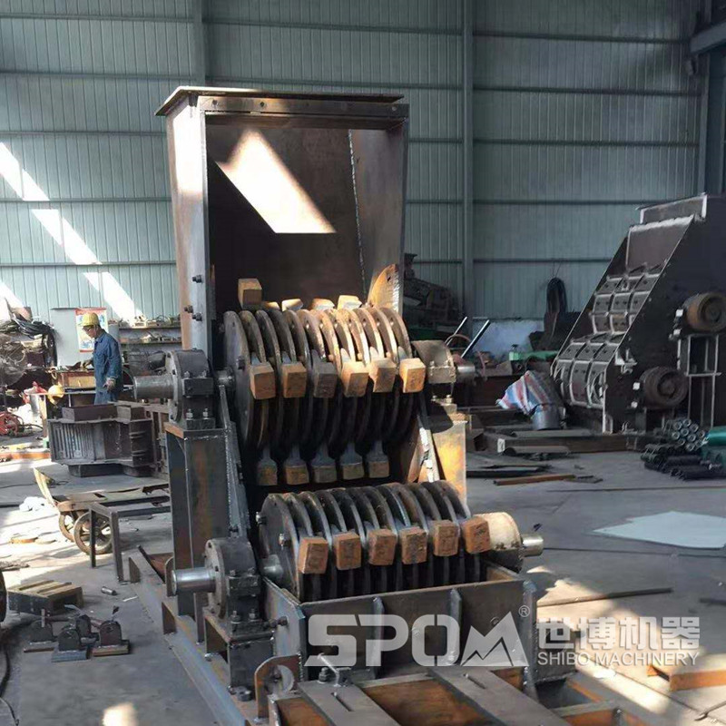 世博雙級破碎機生產(chǎn)車間，雙級破碎機半成品內(nèi)部結(jié)構(gòu)