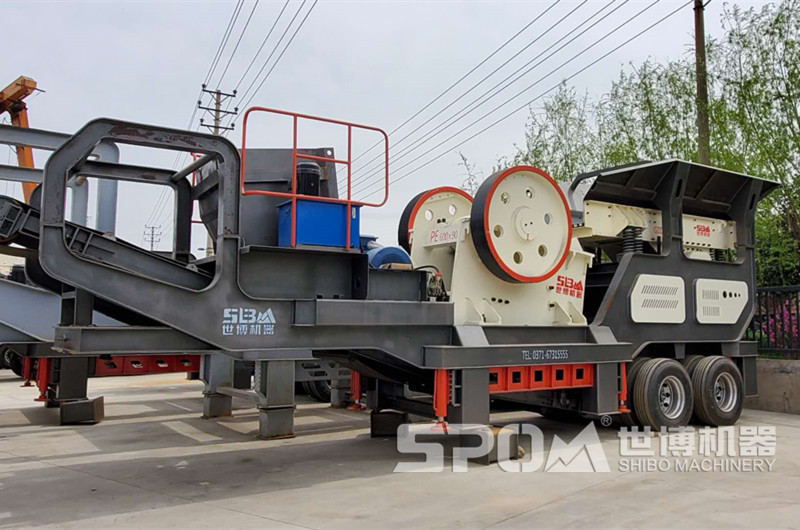 輪胎式顎破移動(dòng)碎石機(jī)，配置顎破的移動(dòng)碎石機(jī)